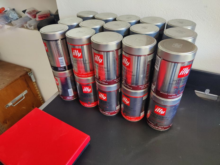Puszki zakręcane po kawie czyste pachnące.