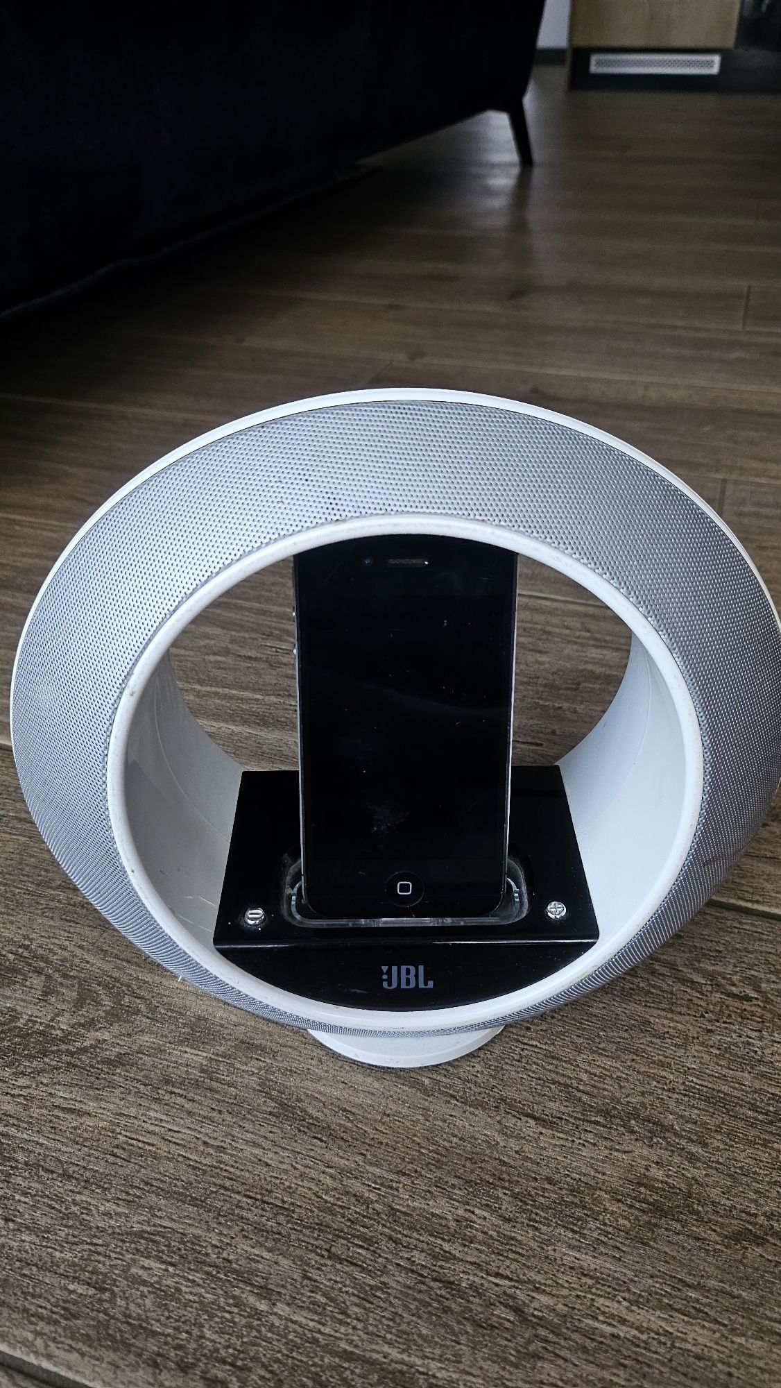 Stacja ładująca z wbudowanymi głośnikami do IPhone 4