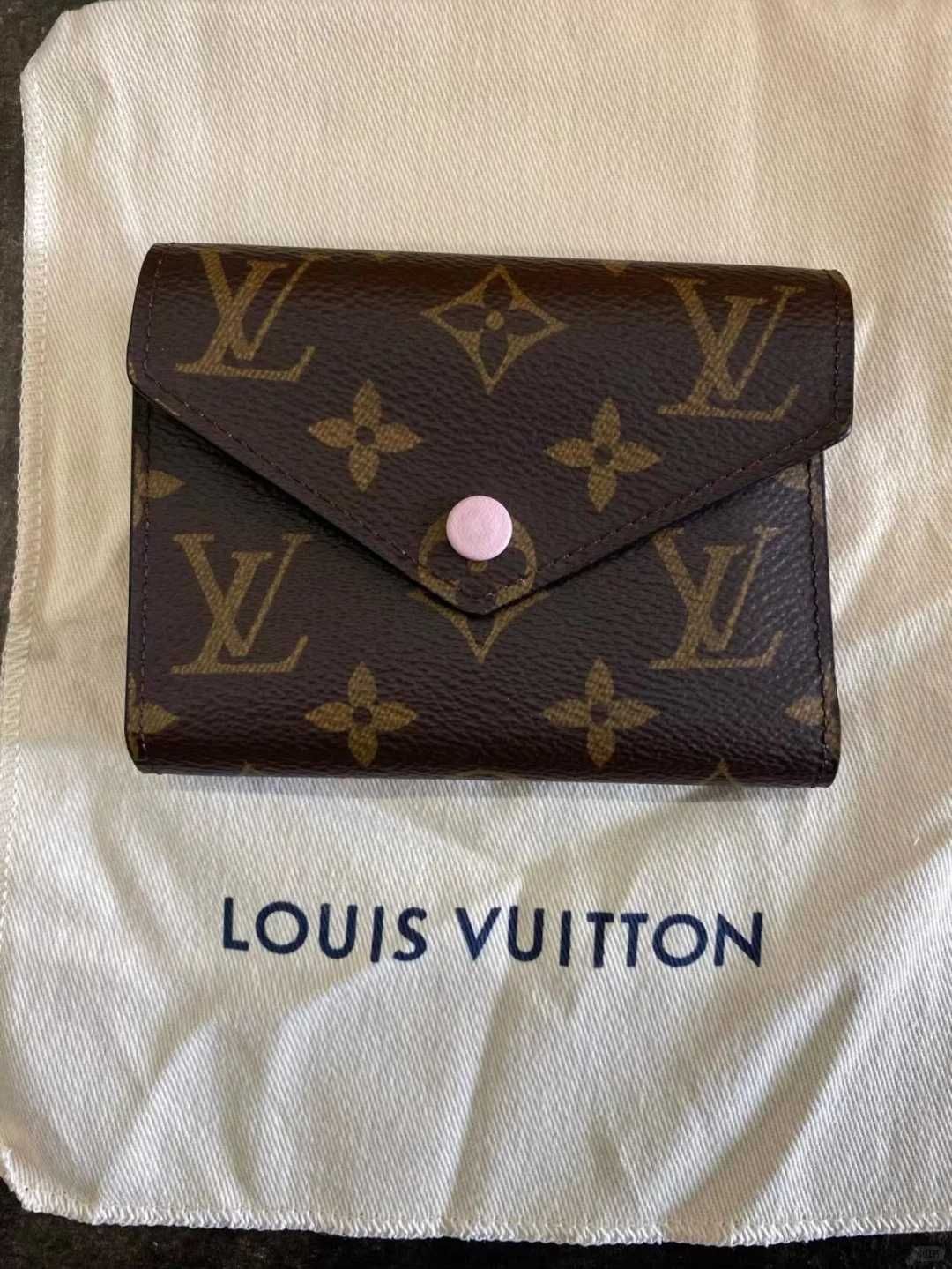 (Ostatni) Louis Vuitton Victorine Monogram Mały Portfel różowa klamra