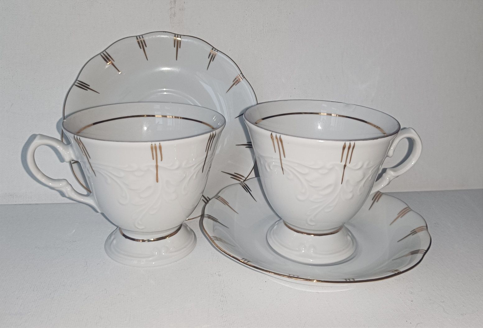 Dwie porcelanowe filiżanki ze złoceniem Chodzież