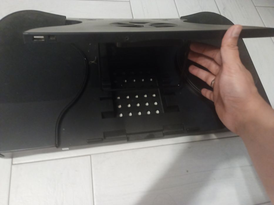 Stolik pod laptopa z wentylatorem