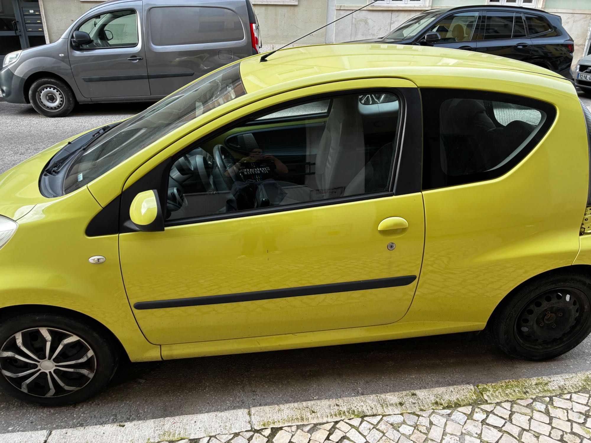 *RESERVADO*.  Citroen C1 amarelo a gasolina