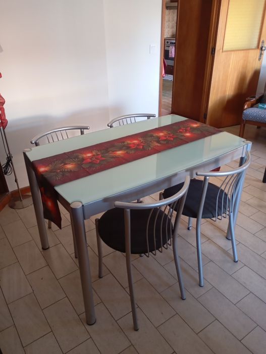 Mesa de cozinha em vidro + 4 cadeiras cinzentas – Moderna e elegante!