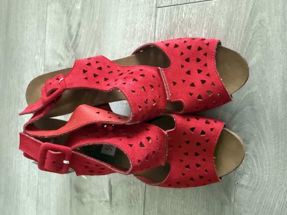 Nowe buty 38 koturna słupek czerwone