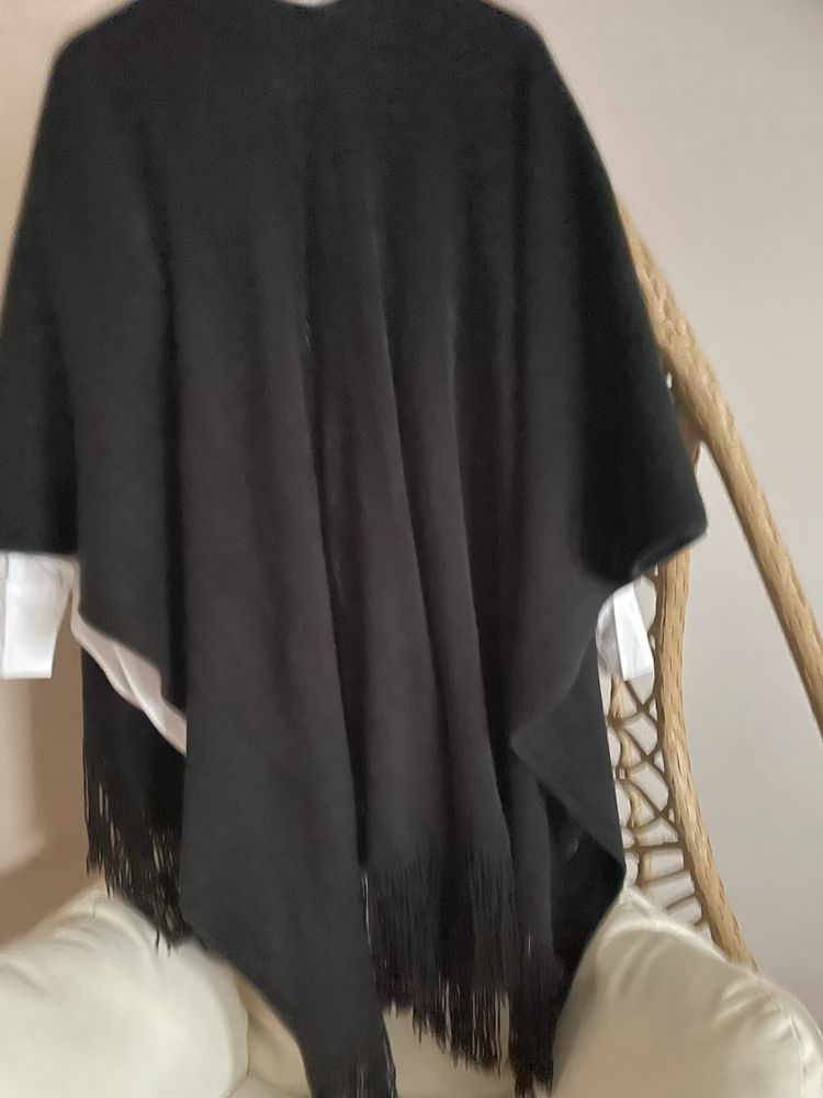 Czarne ponczo Pull&Bear