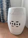 Tamborete oriental branco