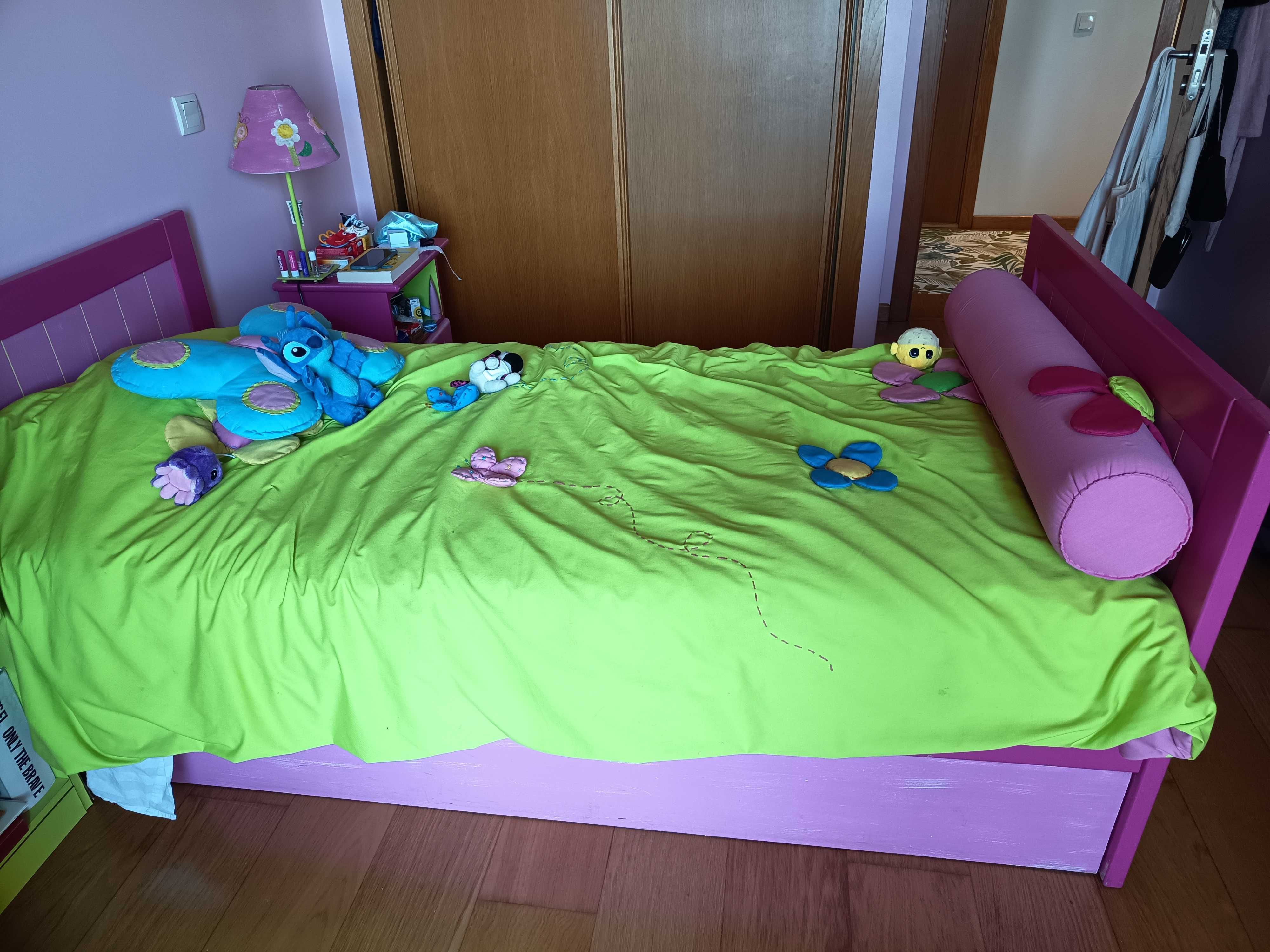 Vendo cama de solteiro em madeira, cor de rosa, com gaveta
