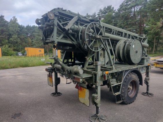 Wojskowy maszt teleinformatyczny - wieża mobilna h25m