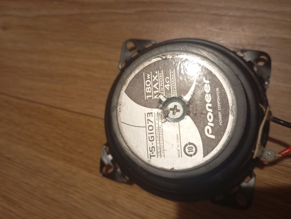 У продажі 4 динаміка