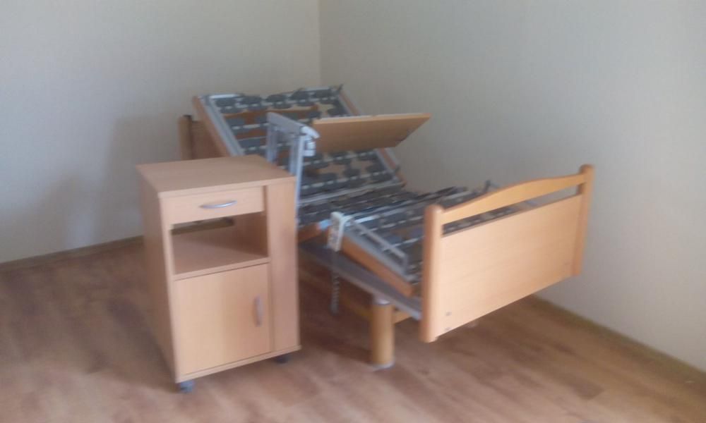Łóżko rehabilitacyjne - opiekuńcze elektryczne z nowym materacem