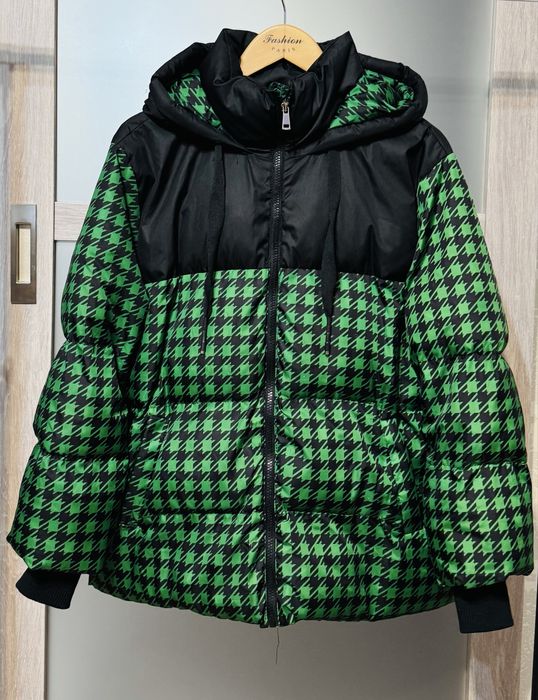 Модная стильная курточка с капюшоном S-M размер