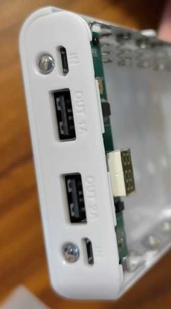 Powerbank - akumulatorki 8x 18650 - cyfrowe wskazanie - obudowa