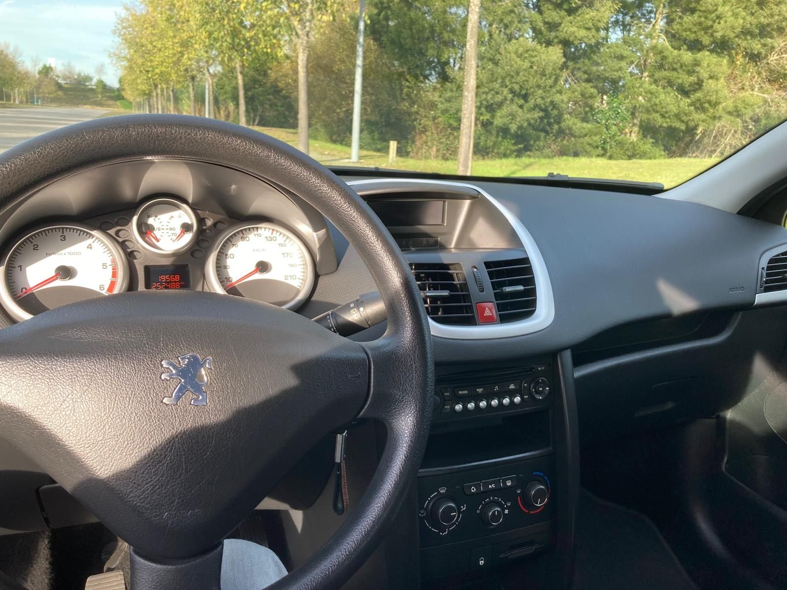 Peugeot 207 preto