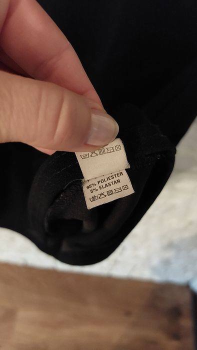 Sukienka czarna 38 M w litere A ozdobne rękawki