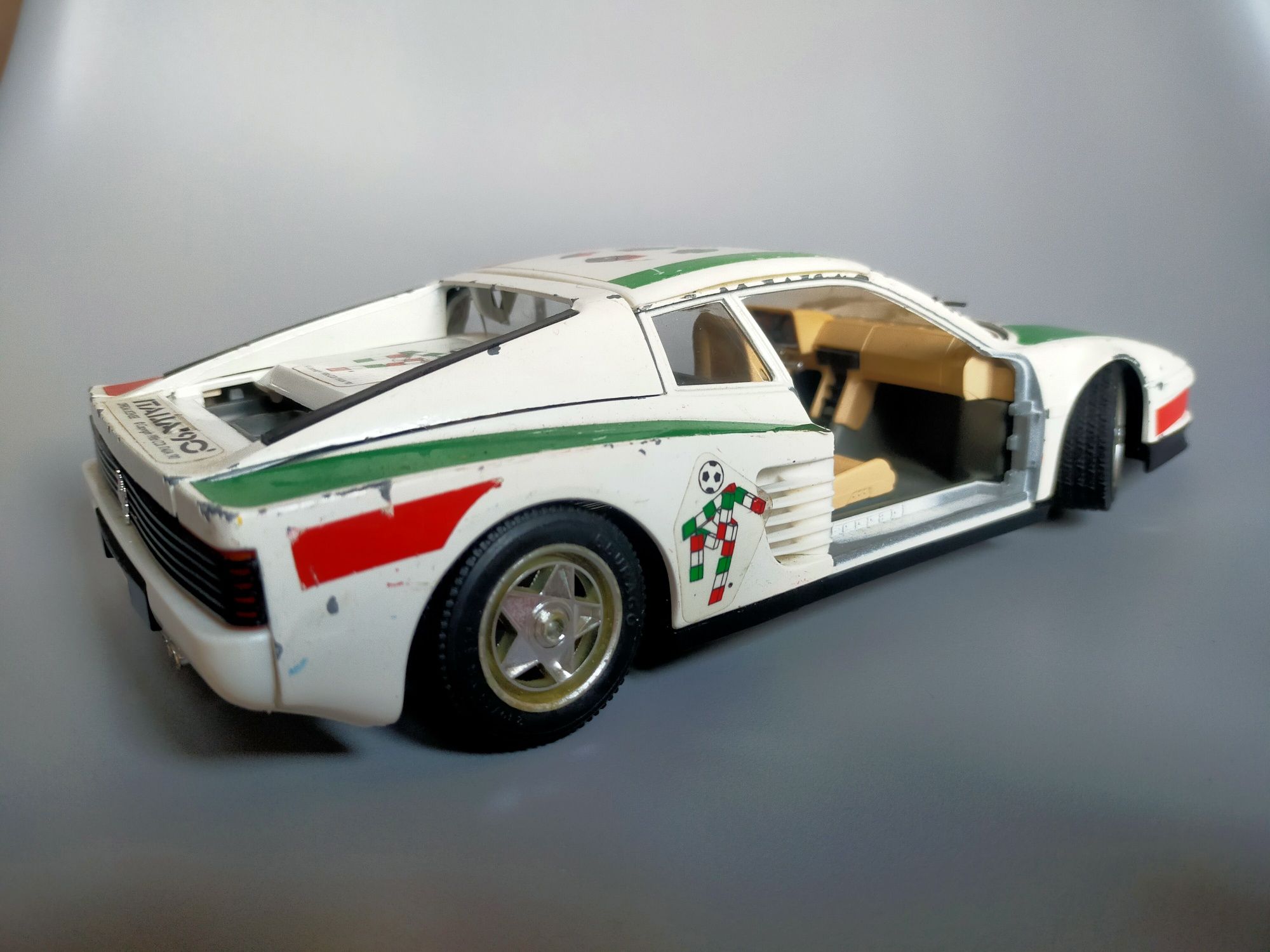 Bburago burago rzadki model Ferrari Testarossa 1984 Italia'90 1:18