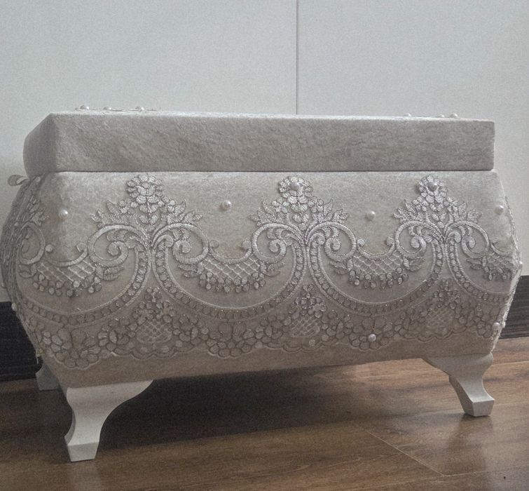 Pufa welurowa z haftem