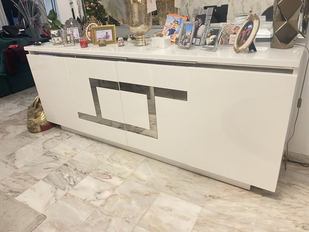 Aparador moderno branco lacado com detalhe espelhado ( excelente estad