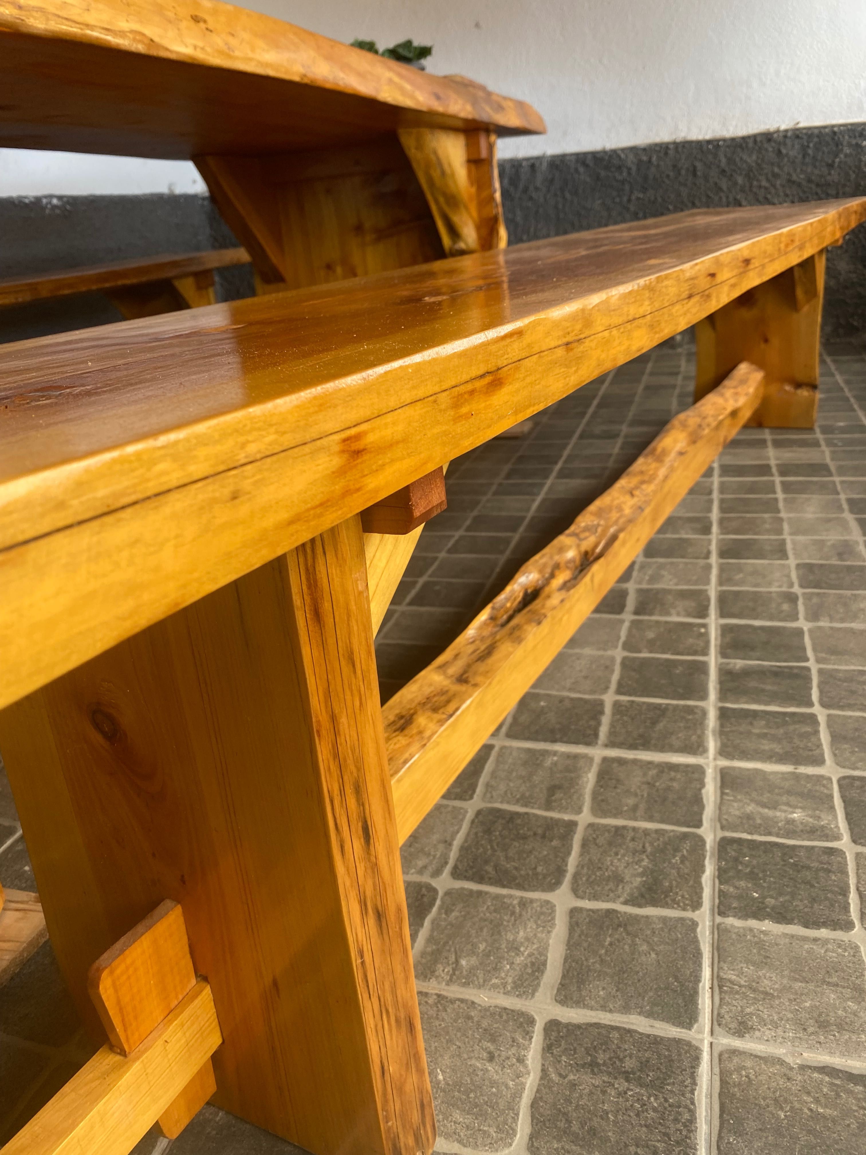 Mesa de cedro com bancos