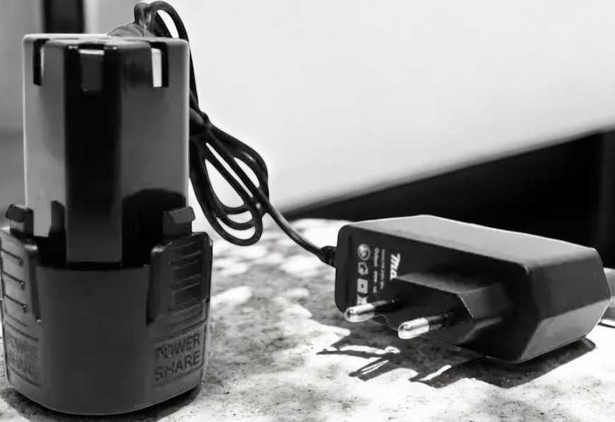 Шуруповерт з набором інструментів