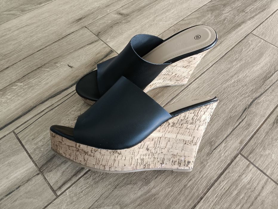 Eleganckie Klapki na koturnie 40