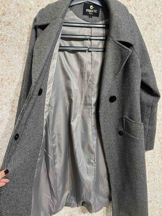 Пальто жіноче сіре.