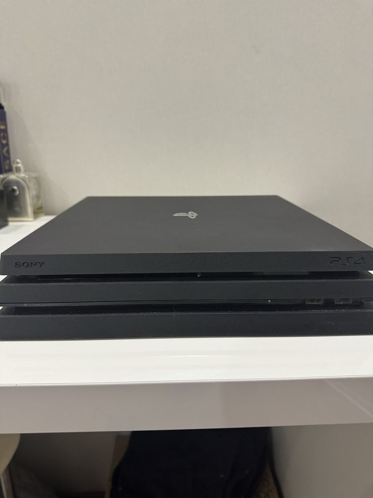 PS4 pro 1 tb + 2 джостіка +док станція + 3 гри