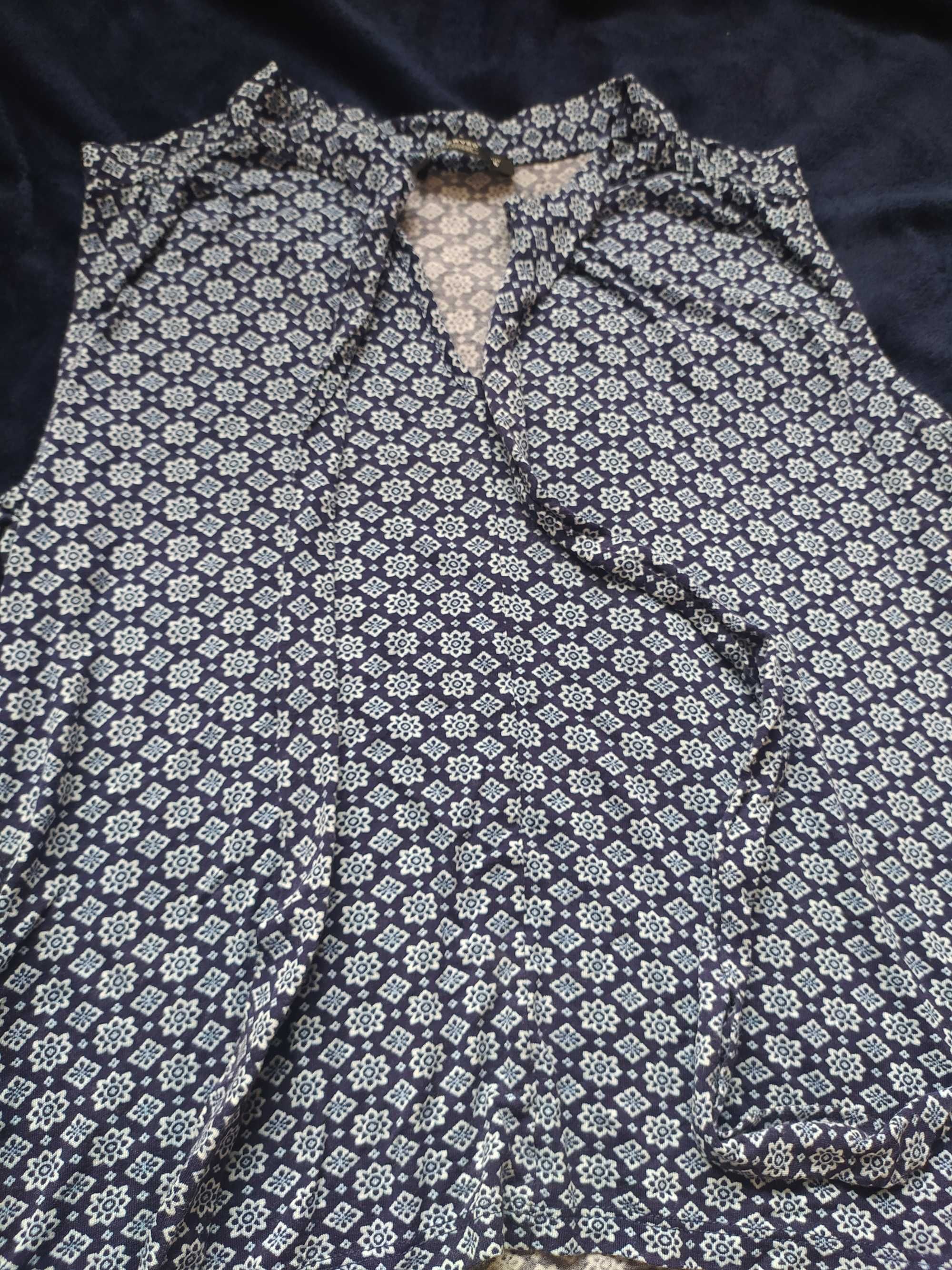 Granatowa bluzka z wiązaniem na dekolcie firmy Reserved