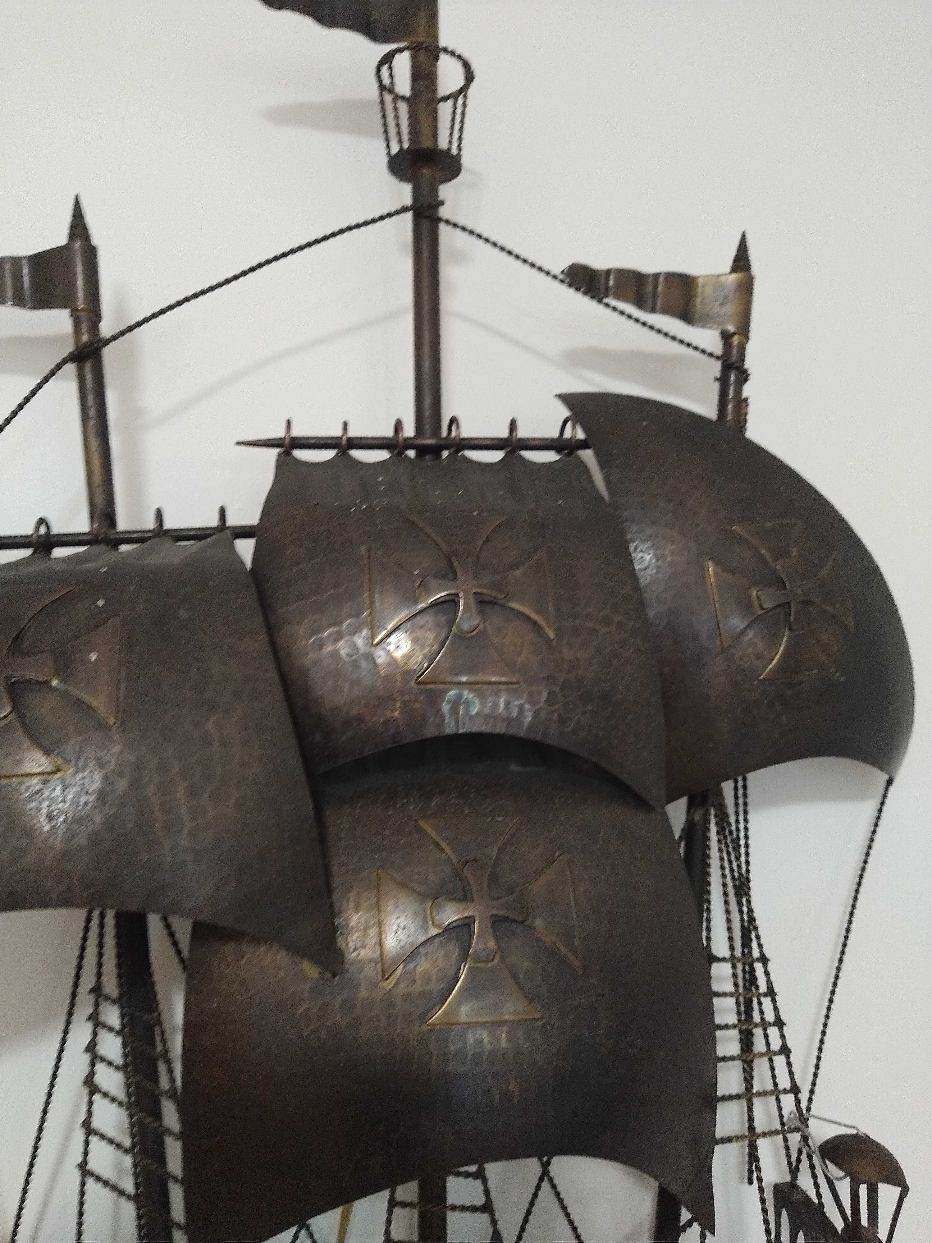 Antigo candeeiro, Caravela Portuguesa. Ferro e metal trabalhado. Arte