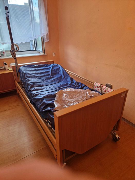 Łóżko rehabilitacyjne elektryczne + 2 materace jak Nowe