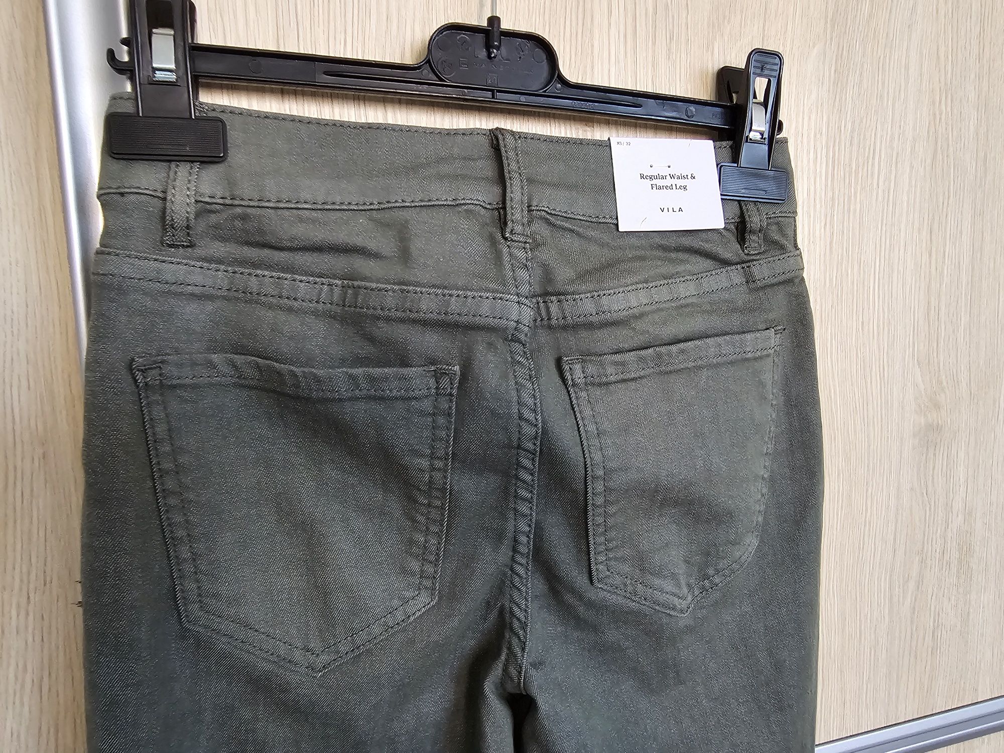 Zielone Jeansy Vila Regular Waist & Flared Leg XS/32