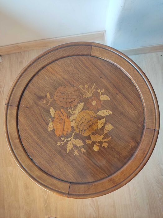 Mesa de Apoio: madeira maciça esculpida e machetaria