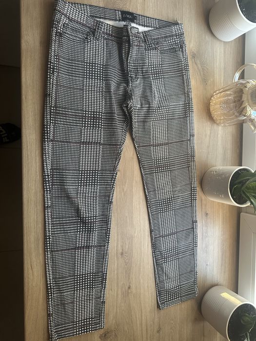 Stylowe damskie spodnie w kratę – rozmiar 40-42