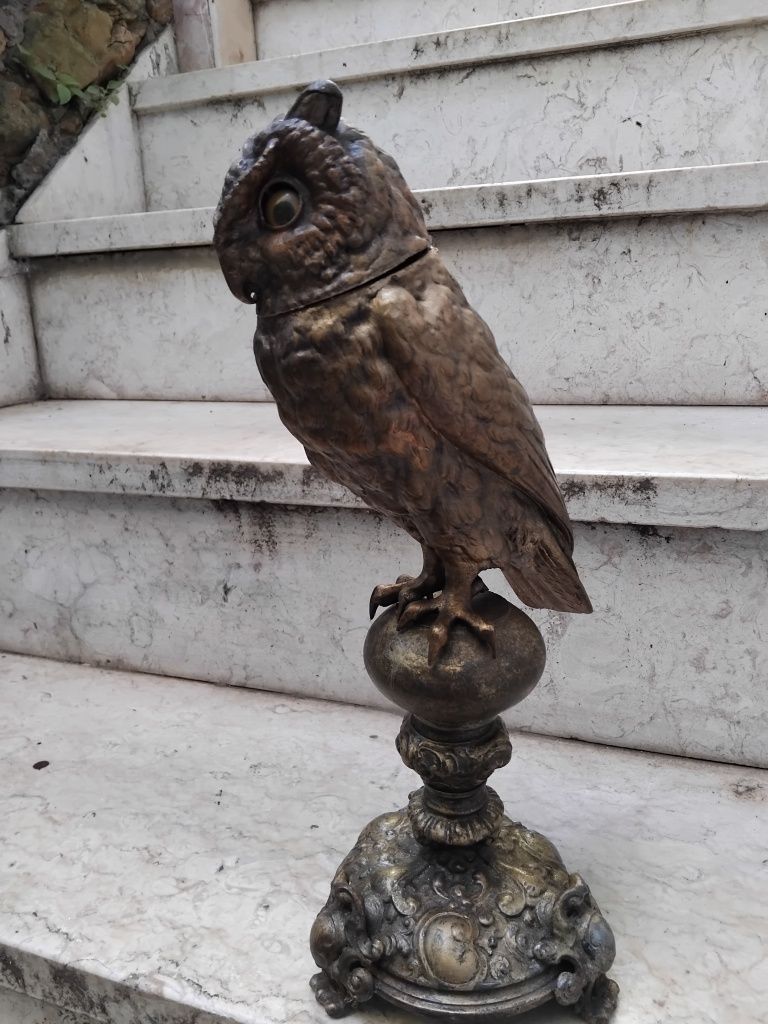 Charuteira  em estatueta em bronze de arte