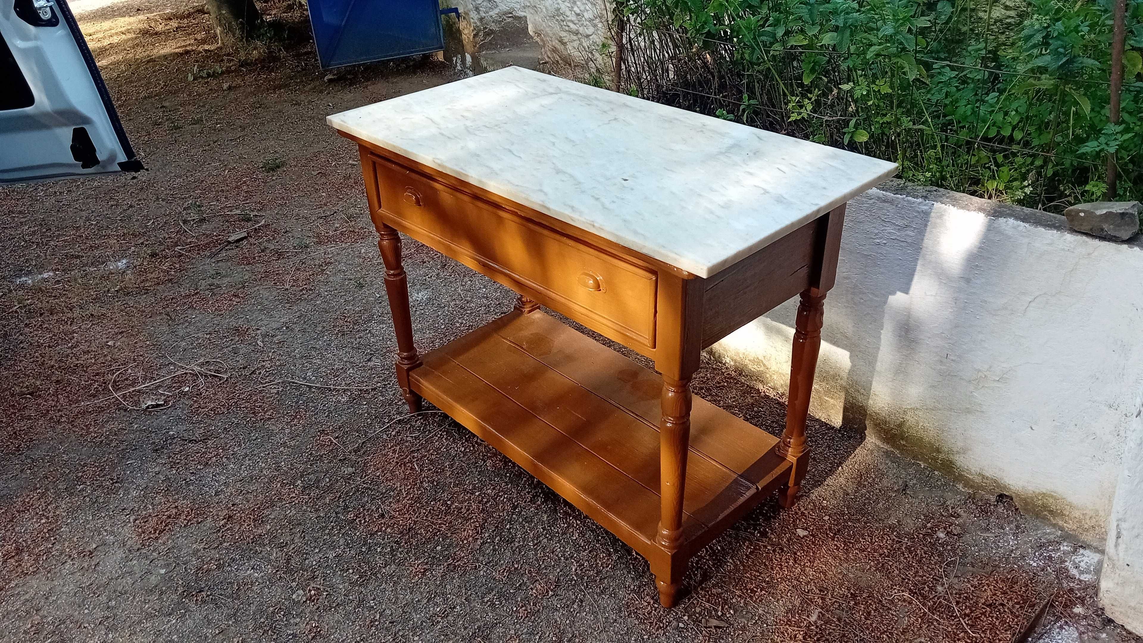 Mesa de cozinha  com pedra e estrado