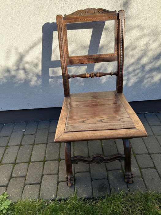 Stare drewniane krzesło do renowacji