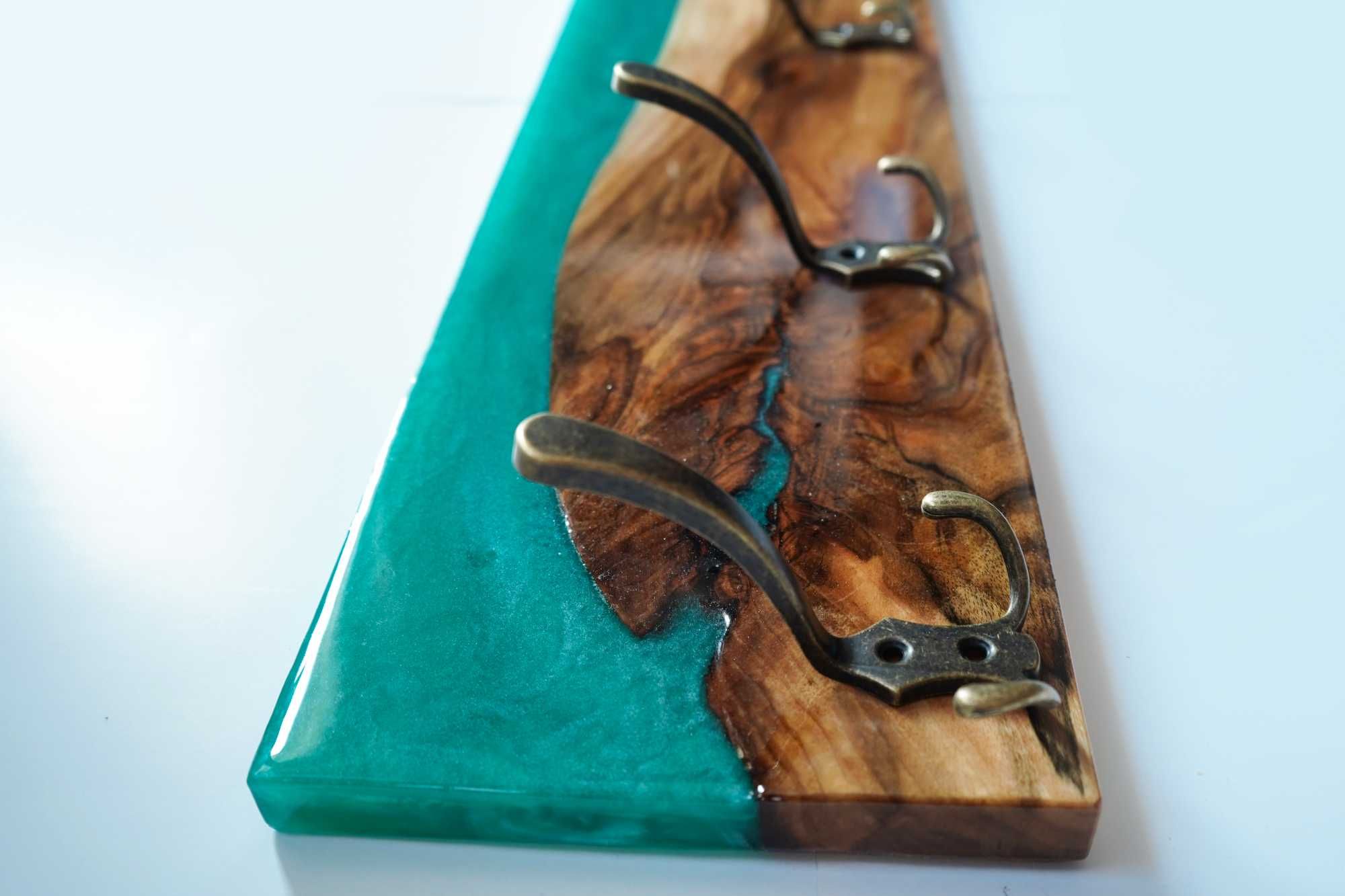 Piękny wieszak ścienny na ubrania loft z drewna i żywicy handmade