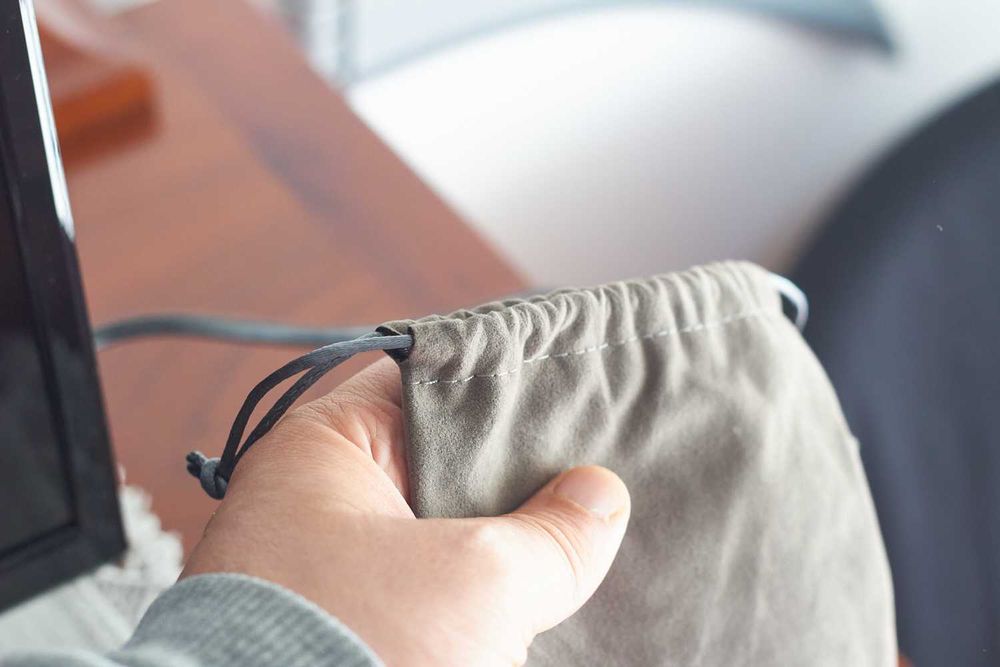 Pente de barba, tesoura, escova e bolsa