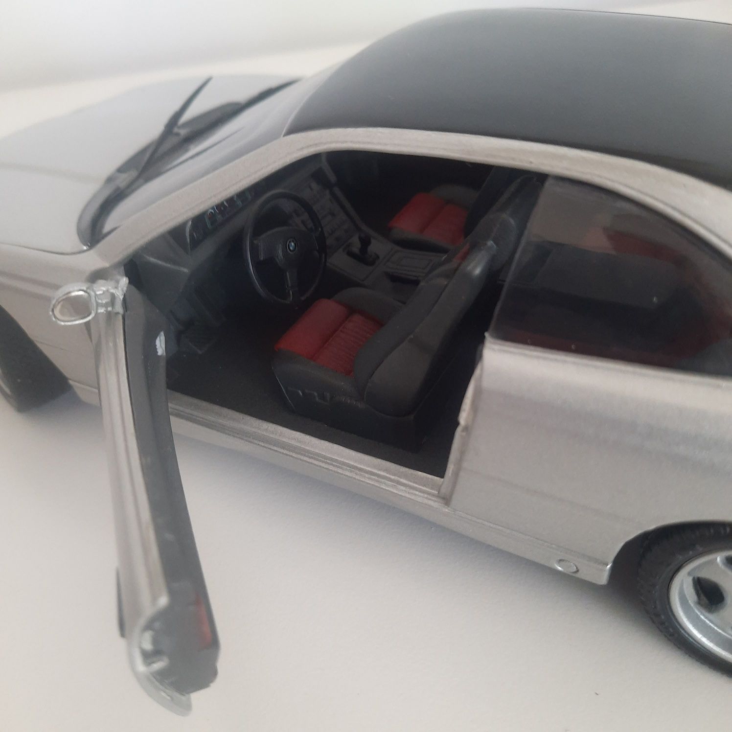 Bmw 850 csi revell 1:18 srebrne