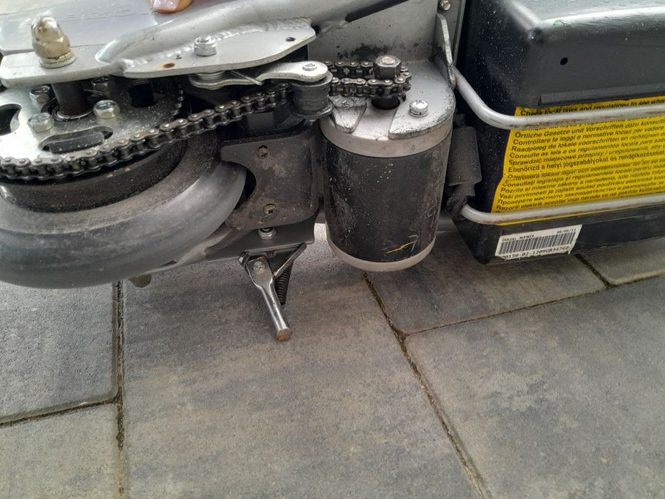 Hulajnoga elektryczna Razor E90 srebrna