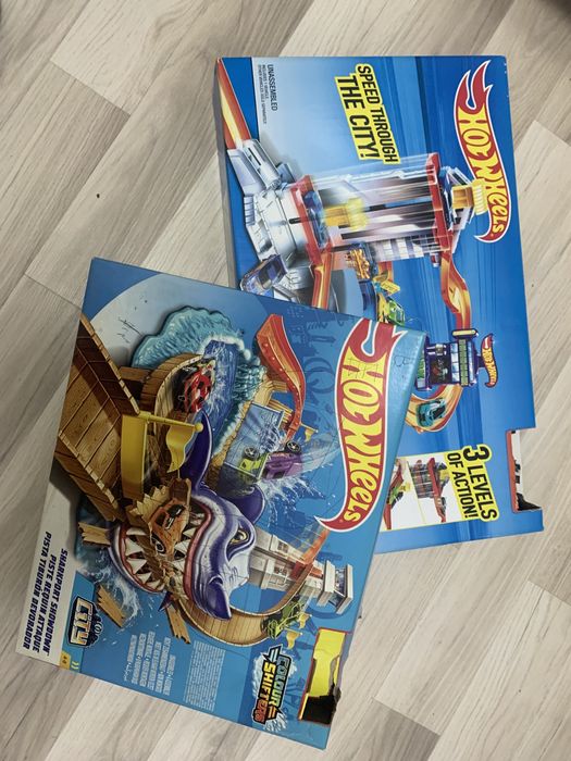 Трек с подъемником Hot wheels+ трек охота на акулу в подарок