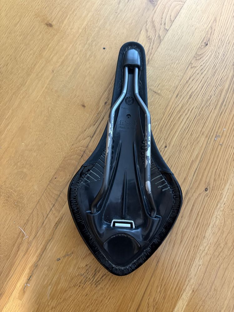 Siodełko szosowe fizik arione tri 2
