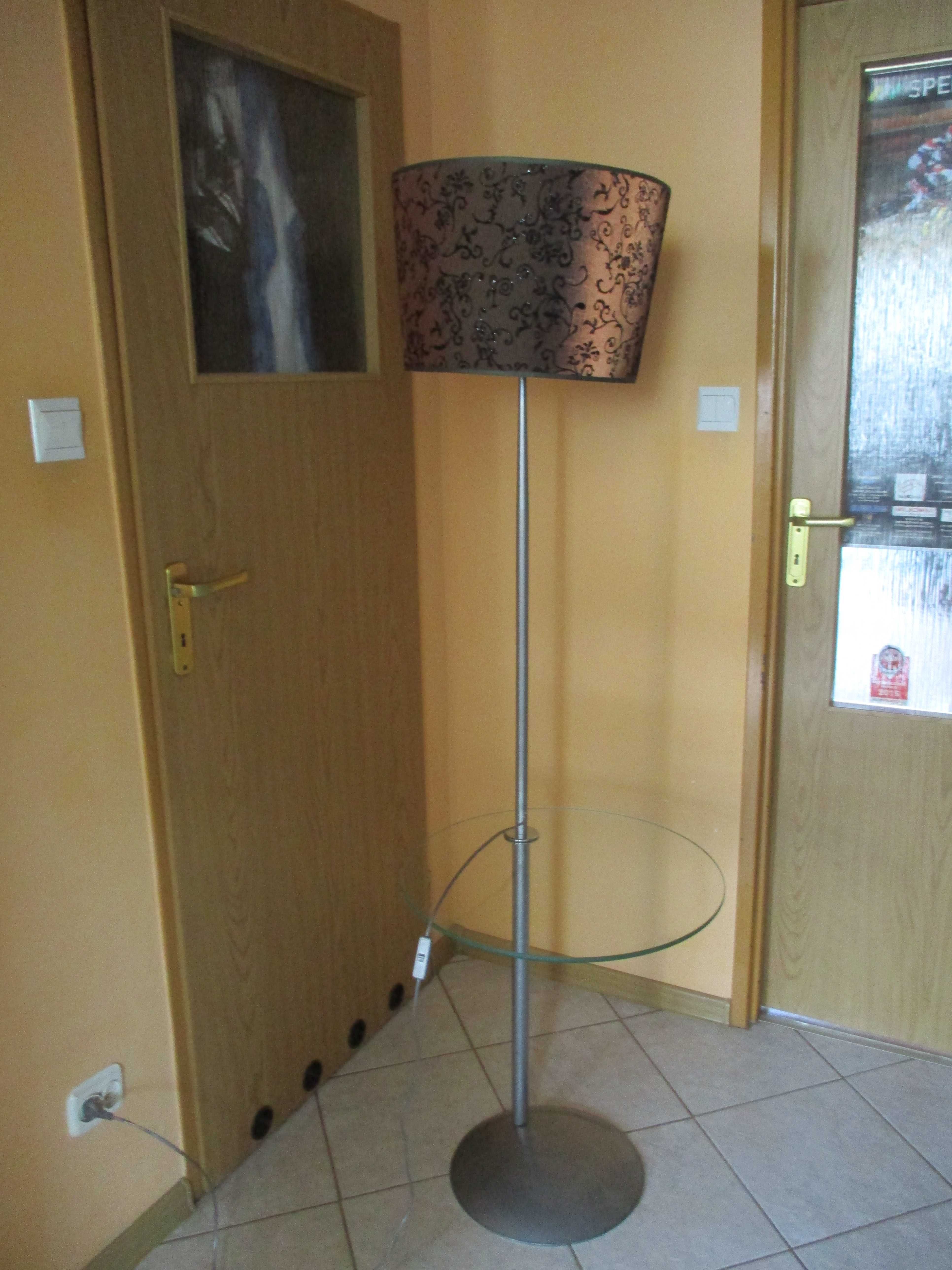 Lampa  stojąca ze szklaną okrągłą półką.