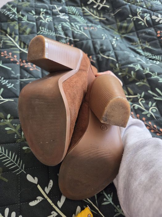 Botki zamszowe na obcasie 35
