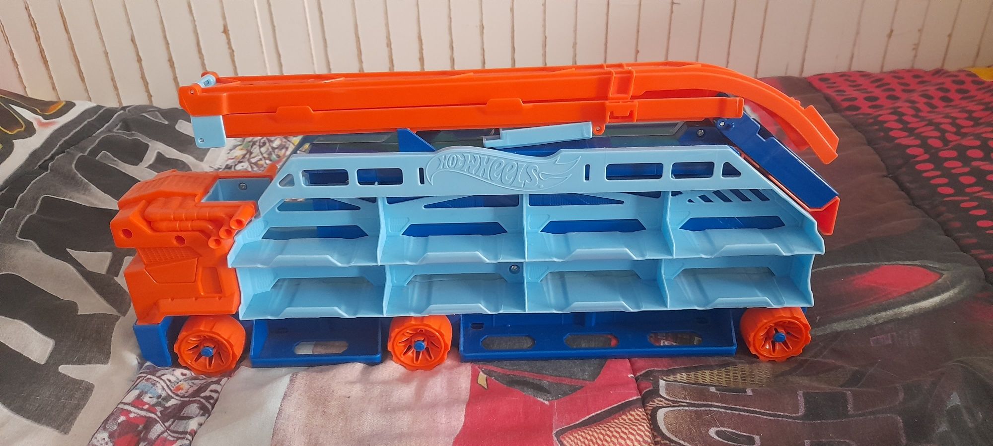 Brinquedos Hot Wheels com expositor, camião e 43 Carros