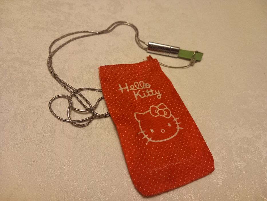 Pokrowiec na telefon hello kitty z metalową smyczą i dwoma przypinkami