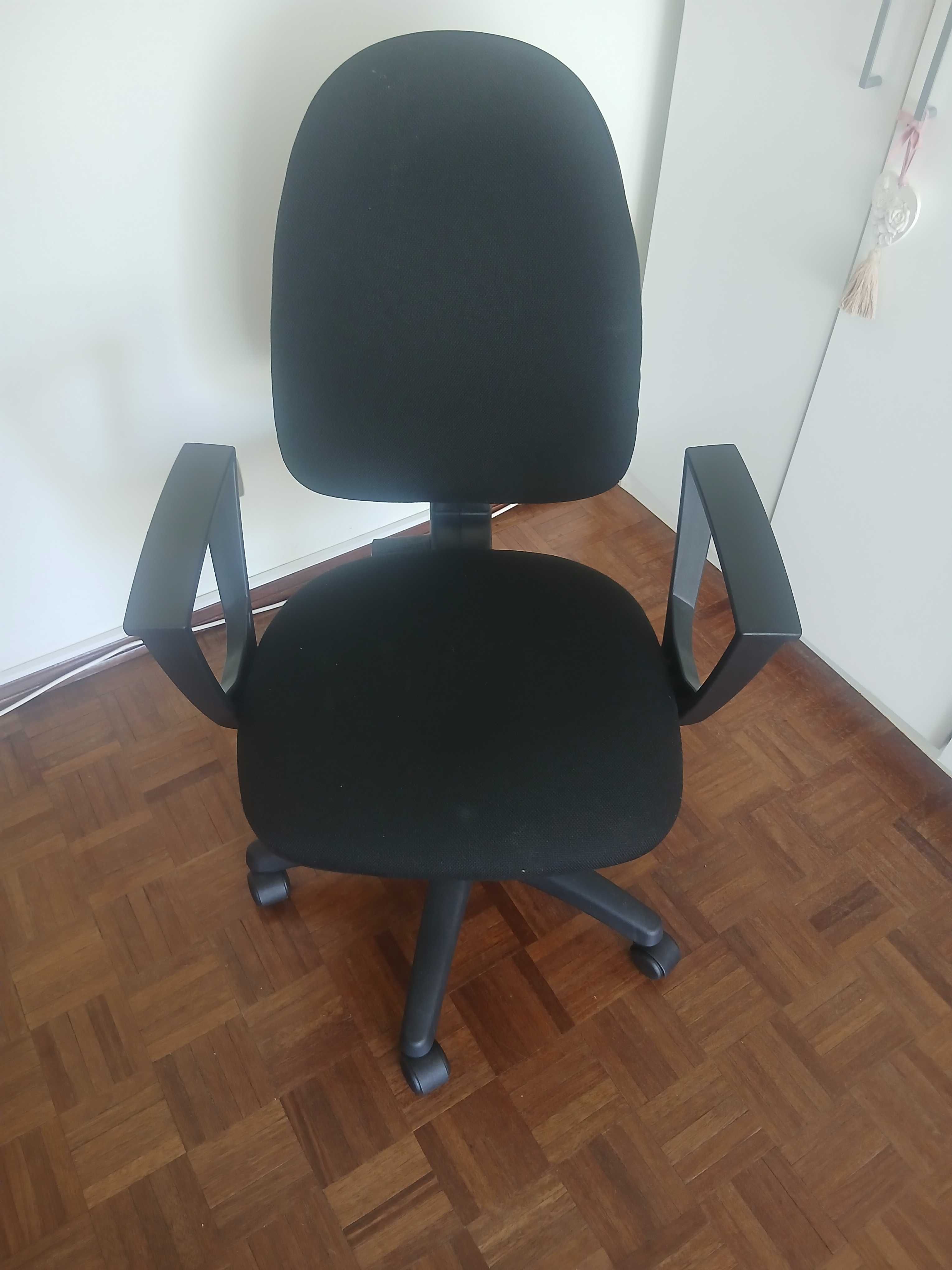 Cadeira giratoria com apoio braços