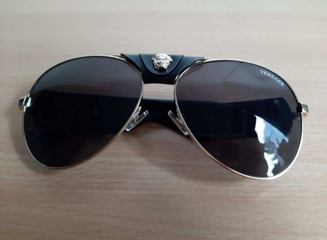 VERSACE okulary przeciwsłoneczne unisex czarne, element ekoskóry