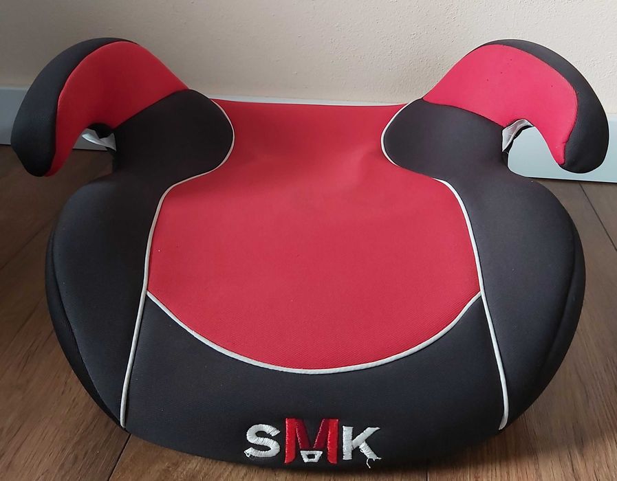 Podstawka samochodowa dla dzieci od 15 do 36 kg wagi.