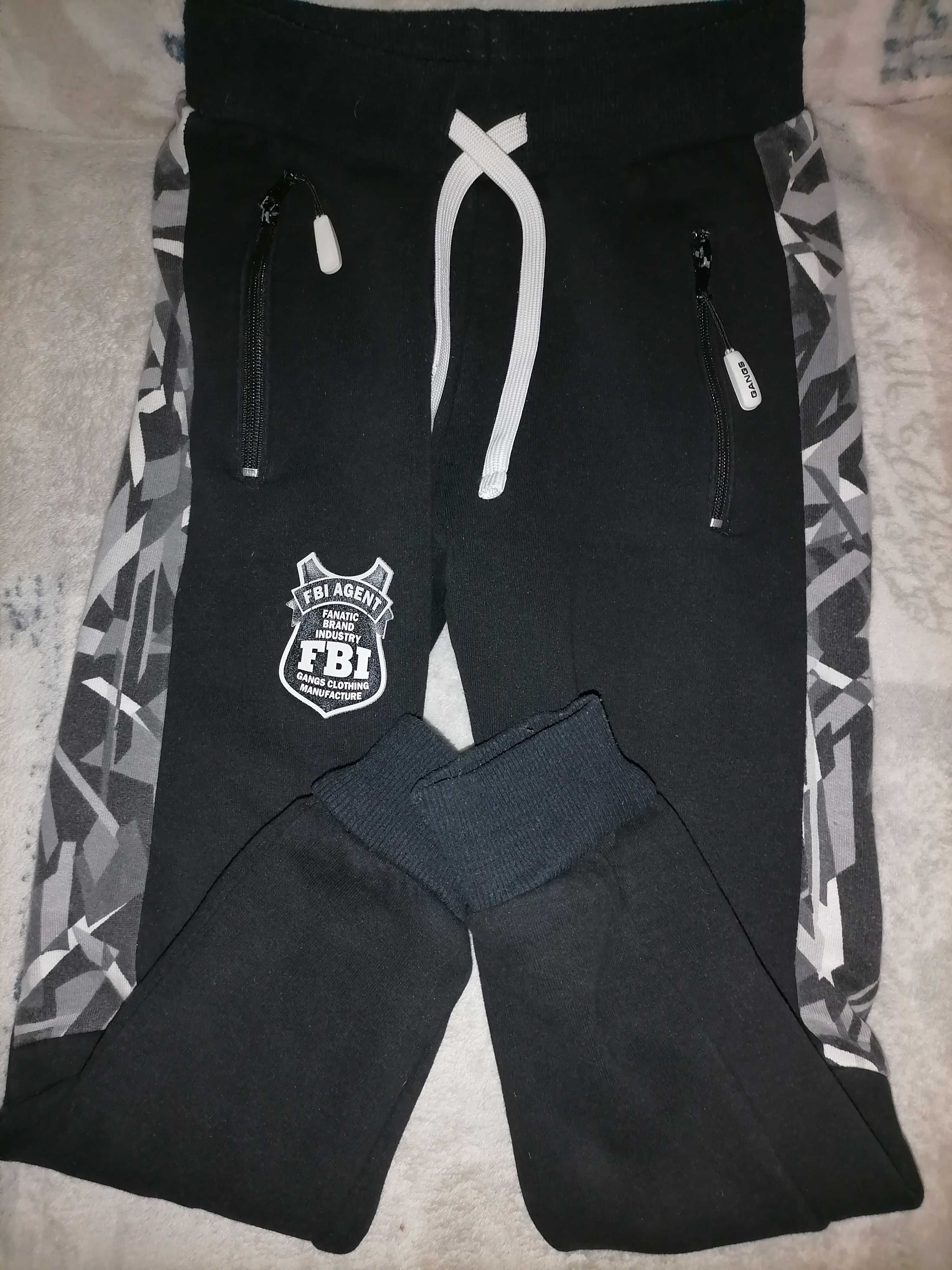 Ciepłe chłopięce spodnie dresowe Gangs  r. 128 FBI czarne z białym