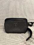 Czarna nerka Guess
